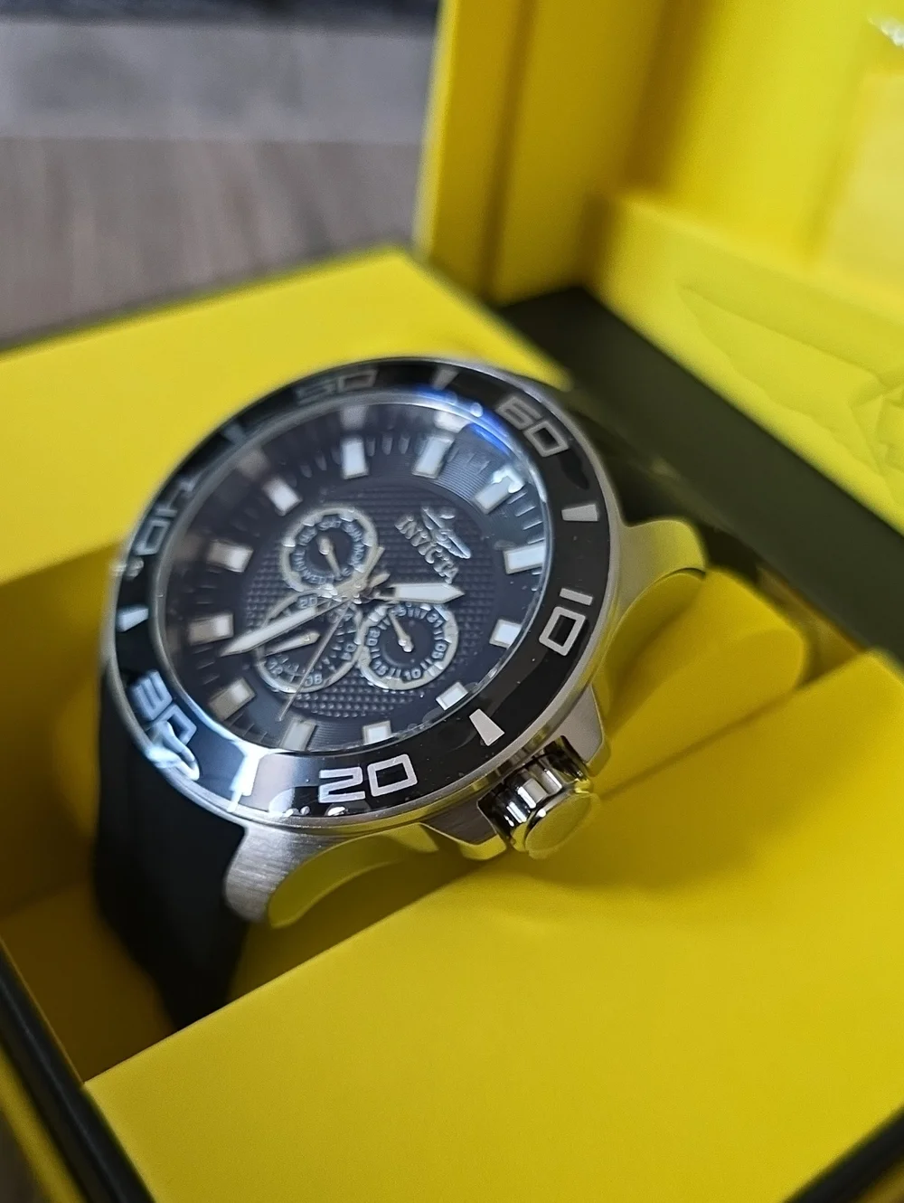 553.  Invicta Pro Diver Model 28000 Men's Watch 50mm